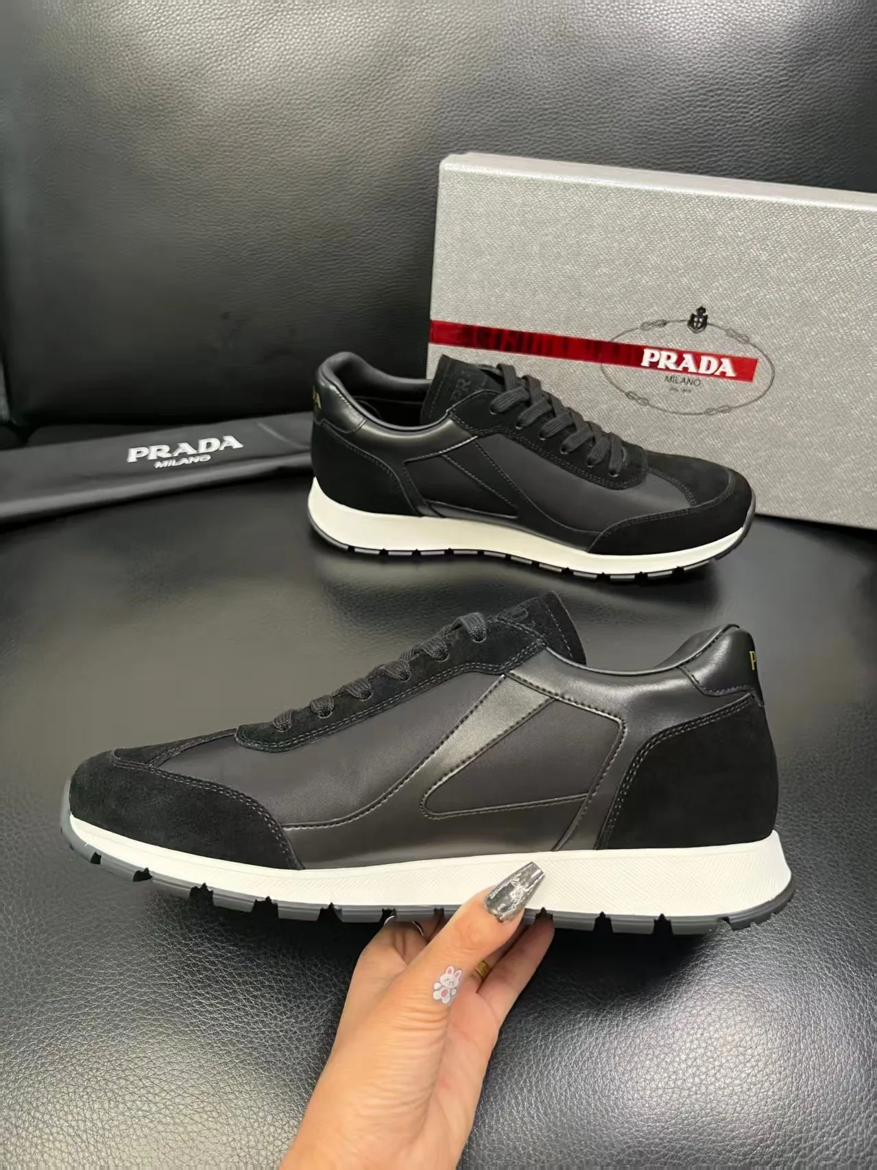 P440 38-45 Prada Prada’s new men’s leather sneakers, the highest version on the market, any comparison is welcome🆚! The original leather has excellent texture and is super high-end! Fetal sheep net lining imported from Italy, removable pad! Luxurious materials and fine workmanship, highly recommended! No. 058